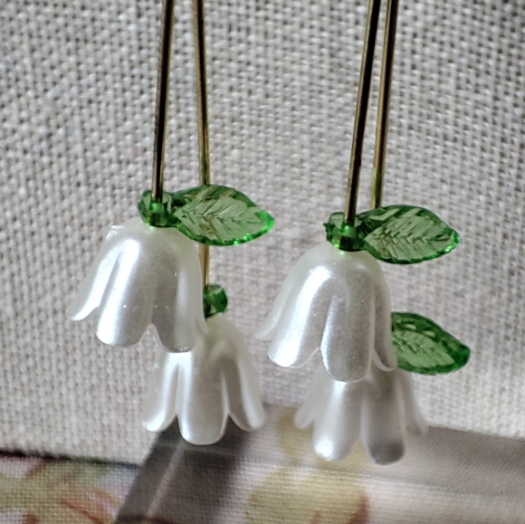 Lily of the Valley Flower Garden Plastic Gold Tone Pierced Earrings Brand New - Picture 6 of 15